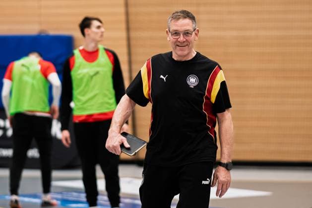 Muenchen: Handball DHB - 25 26 - Deutschland - Fotoshooting Trainer Alfred Gislason (Deutschland) lachend laechelnd gut gelaunt grinst grinsend Muenchen Bayern Deutschland