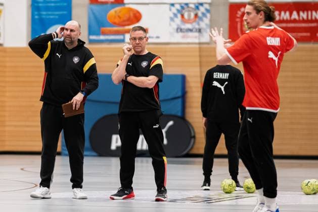 Muenchen: Handball DHB - 25 26 - Deutschland - Fotoshooting v.li. Co-Trainer Erik Wudtke (Deutschland), Trainer Alfred Gislason (Deutschland), Muenchen Bayern Deutschland