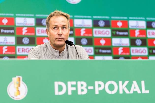LEVERKUSEN, GERMANY - OCTOBER 28: Kasper Hjulmand (Head coach Bayer 04 Leverkusen) during the press conference, PK, Pressekonferenz before the DFB Pokal match between Bayer 04 Leverkusen and SC Paderborn at BayArena on October 28, 2025 in Leverkusen, Germany. DFL REGULATIONS PROHIBIT ANY USE OF PHOTOGRAPHS AS IMAGE SEQUENCES AND OR QUASI-VIDEO. North Rhine Westphalia Germany Copyright: xBEAUTIFULxSPORTS Wunderlx
