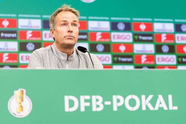 Pressekonferenz Bayer 04 Leverkusen, 28.10.2025 LEVERKUSEN, GERMANY - OCTOBER 28: Kasper Hjulmand (Head coach Bayer 04 Leverkusen) during the press conference, PK, Pressekonferenz before the DFB Pokal match between Bayer 04 Leverkusen and SC Paderborn at BayArena on October 28, 2025 in Leverkusen, Germany. DFL REGULATIONS PROHIBIT ANY USE OF PHOTOGRAPHS AS IMAGE SEQUENCES AND OR QUASI-VIDEO. Copyright: xBEAUTIFULxSPORTS Wunderlx