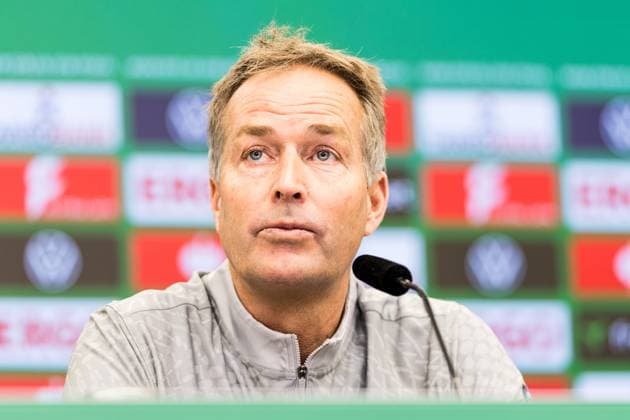 Pressekonferenz Bayer 04 Leverkusen, 28.10.2025 LEVERKUSEN, GERMANY - OCTOBER 28: Kasper Hjulmand (Head coach Bayer 04 Leverkusen) during the press conference, PK, Pressekonferenz before the DFB Pokal match between Bayer 04 Leverkusen and SC Paderborn at BayArena on October 28, 2025 in Leverkusen, Germany. DFL REGULATIONS PROHIBIT ANY USE OF PHOTOGRAPHS AS IMAGE SEQUENCES AND OR QUASI-VIDEO. Copyright: xBEAUTIFULxSPORTS Wunderlx