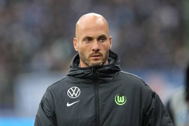 25.10.2025, xtgx, Fussball 1. Bundesliga, Hamburger SV - VfL Wolfsburg emspor, v.l. Paul Simonis (Wolfsburg, Trainer) Portrait, Portraet, Einzelbild (DFL DFB REGULATIONS PROHIBIT ANY USE OF PHOTOGRAPHS as IMAGE SEQUENCES and or QUASI-VIDEO) Hamburg