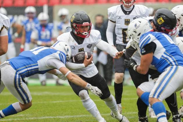 AMERICAN FOOTBALL - IFAF EC, ITA vs GER KREFELD,GERMANY,28.OCT.25 - AMERICAN FOOTBALL - IFAF European Championship, EM, Europameisterschaft bronze medal game, Italy vs Germany. Image shows Niklas Schumm (GER) and Giovanni Scialdone (ITA).  GEPAxpictures xDavidxBitzan
