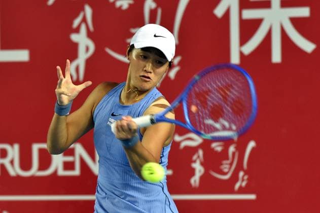 (251028) -- HONG KONG, Oct. 28, 2025 -- Wang Xiyu hits a return during the women s singles round of 32 match between Wang Xiyu of China and Leylah Fernandez of Canada at the WTA, Tennis Damen Hong Kong Open tennis tournament in Hong Kong, China, Oct. 28, 2025. ) (SP)CHINA-HONG KONG-TENNIS-WTA HONG KONG OPEN (CN) LoxPingxFai 