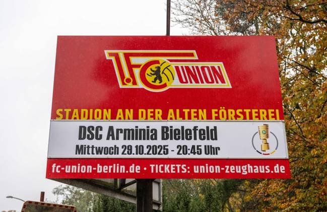 Fußball, Herren, Saison 2025 2026, 1. Bundesliga DFB-Pokal, 1. FC Union Berlin, Anzeigetafel mit der Paarung 1. FC Union - Arminia Bielefeld vor der Geschäftsstelle, 28.10. 2025, Copyright: xMatthiasxKochx