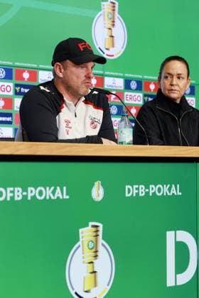 1. FC Köln DFB Pokal, 1. FC Köln, Pressekonferenz zum Pokalspiel gegen Bayern München, von links: Lukas Kwasniok (1. FC Köln), Pressesprecherin Lil Zercher (1. FC Köln), 28.10.2025, Bild: