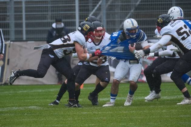 28.10.2025 xkhx Krefeld Grotenburg-Stadion American-Football-Europameisterschaft 2025 Italien - Deutschland Flirian zu Nieden (38,GER) und Paul Seifert (26, GER) gegen Minniti, Ryan Edward (24, ITA)