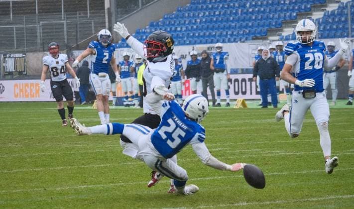 28.10.2025 xkhx Krefeld Grotenburg-Stadion American-Football-Europameisterschaft 2025 Italien - Deutschland Spiel um Platz 3 Harlan Kwofie (10, GER) gegen Umetelli, Fabrizio (25, ITA) rechts Rotelli Valentino (28, ITA) mit dem Balll