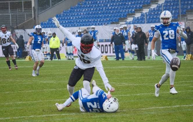 28.10.2025 xkhx Krefeld Grotenburg-Stadion American-Football-Europameisterschaft 2025 Italien - Deutschland Spiel um Platz 3 Harlan Kwofie (10, GER) gegen Umetelli, Fabrizio (25, ITA) rechts Rotelli Valentino (28, ITA) mit dem Balll