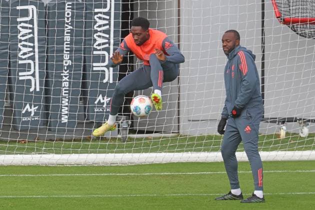 19 Alphonso Davies, am Ball, Co-Trainer, Floribert N Galula, staunt, Fussball FC Bayern München Training an der Säbenerstrasse 28.10.2025 FOTO: Mladen Lackovic LakoPress