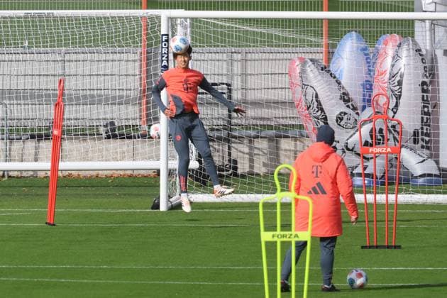 21 Hiroki Ito, Reha-Training, beim Kopfball-Training, Porträt, Portrait, Fussball FC Bayern München Training an der Säbenerstrasse 28.10.2025 FOTO: Mladen Lackovic LakoPress