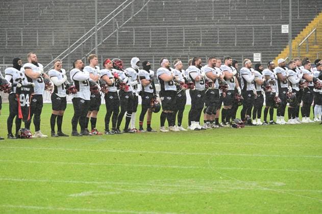 28.10.2025 xkhx Krefeld Grotenburg-Stadion American-Football-Europameisterschaft 2025 Italien - Deutschland Spiel um Platz 3 Die Deutsche Mannschaft beim Singen der Nationalhymne