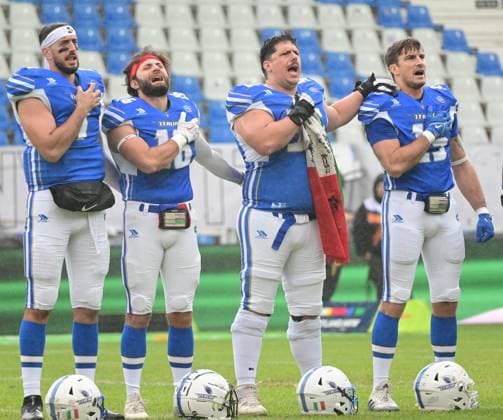 28.10.2025 xkhx Krefeld Grotenburg-Stadion American-Football-Europameisterschaft 2025 Italien - Deutschland Spiel um Platz 3 Die Spieler der italienischen Nationalmannschaft singen inbrünstig die Nationalhymne