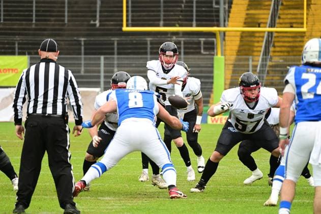 28.10.2025 xkhx Krefeld Grotenburg-Stadion American-Football-Europameisterschaft 2025 Italien - Deutschland Spiel um Platz 3 Jonathan Ipsen (5, GER) mit dem Ball