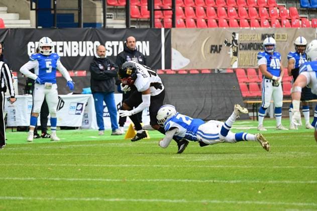 28.10.2025 xkhx Krefeld Grotenburg-Stadion American-Football-Europameisterschaft 2025 Italien - Deutschland Spiel um Platz 3 Harlan Kwofie (10, GER( mit dem Ball