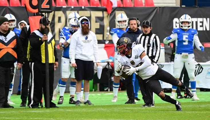 28.10.2025 xkhx Krefeld Grotenburg-Stadion American-Football-Europameisterschaft 2025 Italien - Deutschland Spiel um Platz 3 Harlan Kwofie (10, GER( mit dem Ball