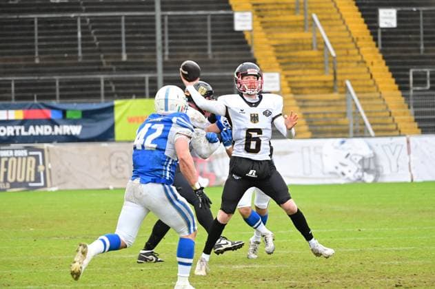 28.10.2025 xkhx Krefeld Grotenburg-Stadion American-Football-Europameisterschaft 2025 Italien - Deutschland Spiel um Platz 3 Lars Heidrich (6, GER) mit dem Ball