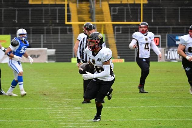 28.10.2025 xkhx Krefeld Grotenburg-Stadion American-Football-Europameisterschaft 2025 Italien - Deutschland Spiel um Platz 3 Niklas Schumm (16, GER) mit dem Ball