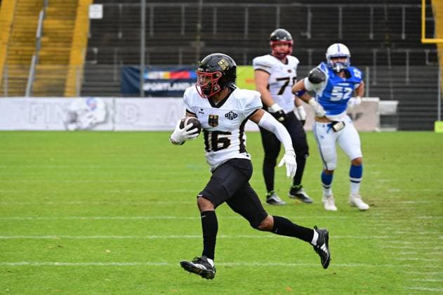 28.10.2025 xkhx Krefeld Grotenburg-Stadion American-Football-Europameisterschaft 2025 Italien - Deutschland Spiel um Platz 3 Niklas Schumm (16, GER) mit dem Ball