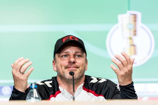 COLOGNE, GERMANY - OCTOBER 28: Lukas Kwasniok (Head Coach 1. FC Koeln) gestures during the pre game press conference, PK, Pressekonferenz before the DFB Pokal match between 1. FC Koeln and FC Bayern Muenchen at RheinEnergiestadion on October 28, 2025 in Cologne, Germany. DFB REGULATIONS PROHIBIT ANY USE OF PHOTOGRAPHS AS IMAGE SEQUENCES AND OR QUASI-VIDEO. North Rhine Westphalia Germany Copyright: xBEAUTIFULxSPORTS Wunderlx