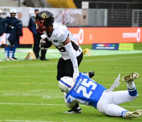 28.10.2025 xkhx Krefeld Grotenburg-Stadion American-Football-Europameisterschaft 2025 Italien - Deutschland Spiel um Platz 3 Niklas Schumm (16, GER) mit dem Ball