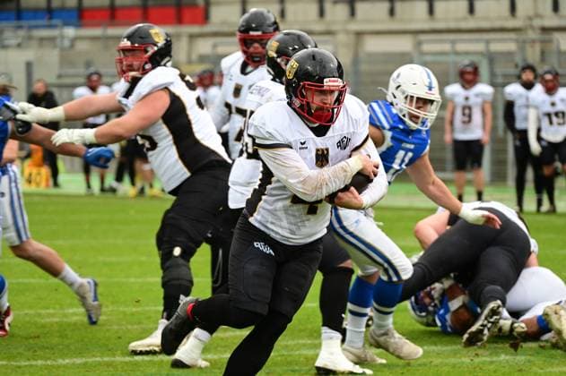 28.10.2025 xkhx Krefeld Grotenburg-Stadion American-Football-Europameisterschaft 2025 Italien - Deutschland Spiel um Platz 3 Heiko Bals (4, GER) mit dem Ball