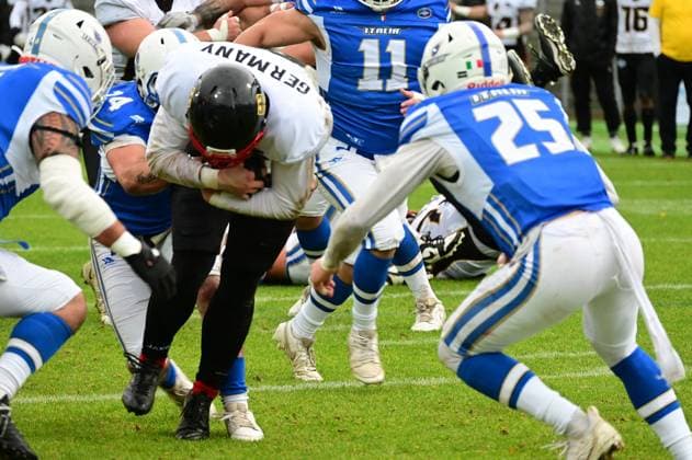 28.10.2025 xkhx Krefeld Grotenburg-Stadion American-Football-Europameisterschaft 2025 Italien - Deutschland Spiel um Platz 3 Heiko Bals (4, GER) mit dem Ball