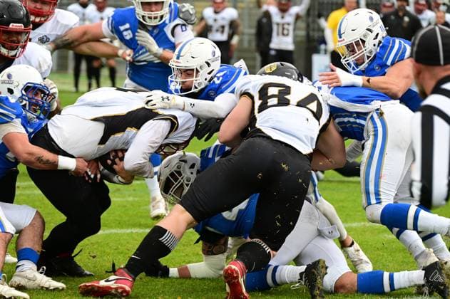 28.10.2025 xkhx Krefeld Grotenburg-Stadion American-Football-Europameisterschaft 2025 Italien - Deutschland Spiel um Platz 3 Heiko Bals (4, GER) mit dem Ball
