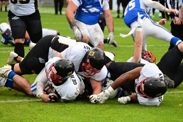28.10.2025 xkhx Krefeld Grotenburg-Stadion American-Football-Europameisterschaft 2025 Italien - Deutschland Spiel um Platz 3 Heiko Bals (4, GER) mit dem Ball
