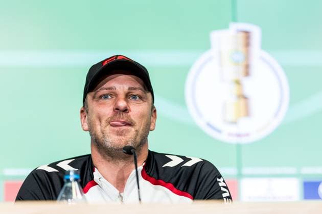 Pressconference 1. FC Koeln, 28.10.2025 COLOGNE, GERMANY - OCTOBER 28: Lukas Kwasniok (Head Coach 1. FC Koeln) sticking out his tongue during the pre game press conference, PK, Pressekonferenz before the DFB Pokal match between 1. FC Koeln and FC Bayern Muenchen at RheinEnergiestadion on October 28, 2025 in Cologne, Germany. DFB REGULATIONS PROHIBIT ANY USE OF PHOTOGRAPHS AS IMAGE SEQUENCES AND OR QUASI-VIDEO. Copyright: xBEAUTIFULxSPORTS Wunderlx