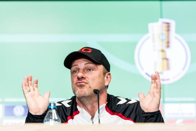 Pressconference 1. FC Koeln, 28.10.2025 COLOGNE, GERMANY - OCTOBER 28: Lukas Kwasniok (Head Coach 1. FC Koeln) gestures during the pre game press conference, PK, Pressekonferenz before the DFB Pokal match between 1. FC Koeln and FC Bayern Muenchen at RheinEnergiestadion on October 28, 2025 in Cologne, Germany. DFB REGULATIONS PROHIBIT ANY USE OF PHOTOGRAPHS AS IMAGE SEQUENCES AND OR QUASI-VIDEO. Copyright: xBEAUTIFULxSPORTS Wunderlx
