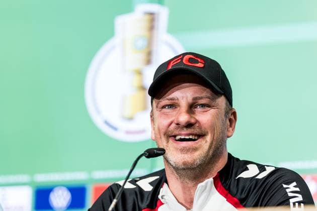 Pressconference 1. FC Koeln, 28.10.2025 COLOGNE, GERMANY - OCTOBER 28: Lukas Kwasniok (Head Coach 1. FC Koeln) laughs, laughing during the pre game press conference, PK, Pressekonferenz before the DFB Pokal match between 1. FC Koeln and FC Bayern Muenchen at RheinEnergiestadion on October 28, 2025 in Cologne, Germany. DFB REGULATIONS PROHIBIT ANY USE OF PHOTOGRAPHS AS IMAGE SEQUENCES AND OR QUASI-VIDEO. Copyright: xBEAUTIFULxSPORTS Wunderlx
