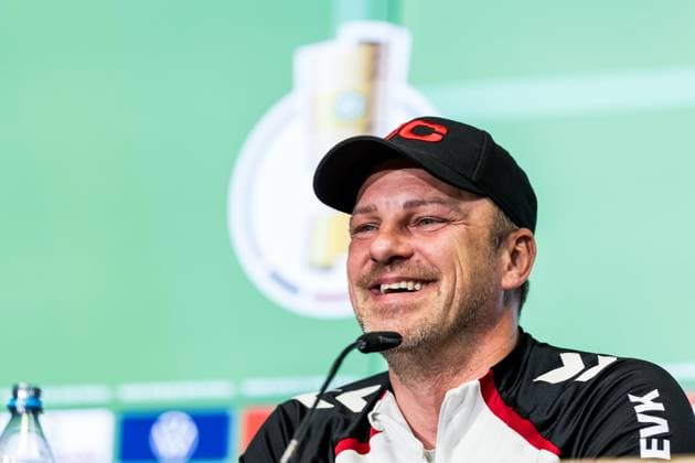 Pressconference 1. FC Koeln, 28.10.2025 COLOGNE, GERMANY - OCTOBER 28: Lukas Kwasniok (Head Coach 1. FC Koeln) laughs, laughing during the pre game press conference, PK, Pressekonferenz before the DFB Pokal match between 1. FC Koeln and FC Bayern Muenchen at RheinEnergiestadion on October 28, 2025 in Cologne, Germany. DFB REGULATIONS PROHIBIT ANY USE OF PHOTOGRAPHS AS IMAGE SEQUENCES AND OR QUASI-VIDEO. Copyright: xBEAUTIFULxSPORTS Wunderlx