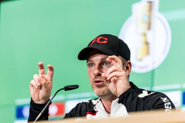 Pressconference 1. FC Koeln, 28.10.2025 COLOGNE, GERMANY - OCTOBER 28: Lukas Kwasniok (Head Coach 1. FC Koeln) gestures during the pre game press conference, PK, Pressekonferenz before the DFB Pokal match between 1. FC Koeln and FC Bayern Muenchen at RheinEnergiestadion on October 28, 2025 in Cologne, Germany. DFB REGULATIONS PROHIBIT ANY USE OF PHOTOGRAPHS AS IMAGE SEQUENCES AND OR QUASI-VIDEO. Copyright: xBEAUTIFULxSPORTS Wunderlx
