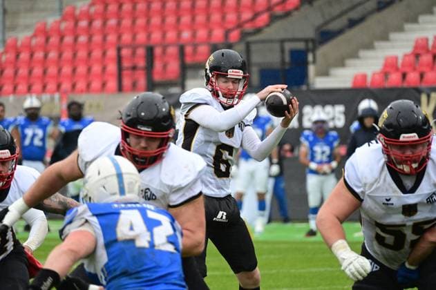 28.10.2025 xkhx Krefeld Grotenburg-Stadion American-Football-Europameisterschaft 2025 Italien - Deutschland Spiel um Platz 3 Lars Heidrich (6, GER) mit dem Ball