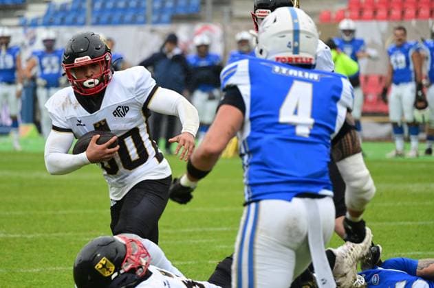 28.10.2025 xkhx Krefeld Grotenburg-Stadion American-Football-Europameisterschaft 2025 Italien - Deutschland Spiel um Platz 3 Gerald Ameln (30, GER) mit dem Ball