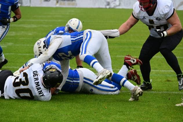 28.10.2025 xkhx Krefeld Grotenburg-Stadion American-Football-Europameisterschaft 2025 Italien - Deutschland Spiel um Platz 3 Gerald Ameln (30, GER) mit dem Ball
