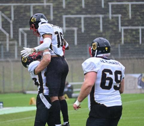 28.10.2025 xkhx Krefeld Grotenburg-Stadion American-Football-Europameisterschaft 2025 Italien - Deutschland Spiel um Platz 3 Jubel u.a. Niklas Schumm (16, GER)