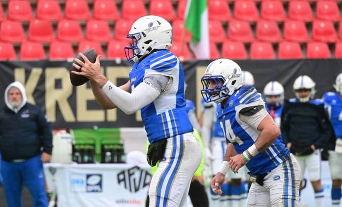 28.10.2025 xkhx Krefeld Grotenburg-Stadion American-Football-Europameisterschaft 2025 Italien - Deutschland Spiel um Platz 3 Zahradka, Luke (7, ITA) mit dem Ball