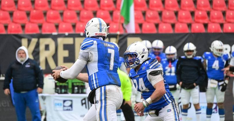 28.10.2025 xkhx Krefeld Grotenburg-Stadion American-Football-Europameisterschaft 2025 Italien - Deutschland Spiel um Platz 3 Zahradka, Luke (7, ITA) mit dem Ball