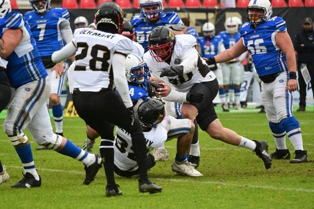 28.10.2025 xkhx Krefeld Grotenburg-Stadion American-Football-Europameisterschaft 2025 Italien - Deutschland Spiel um Platz 3 Luca Siebert (28, GER), Gerald Ameln (30, GER) und Luis Bach (32, GER) gegen Minniti, Ryan Edward (24, ITA)