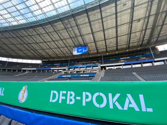 28.10.2025, xmohx, Fussball DFB Pokal 2.Runde, Hertha BSC Berlin - SV Elversberg v.l. DFB-Pokal im Olympiastadion Berlin, Banner, werbung, Plakat, Emblem DFB-Pokal (DFL DFB REGULATIONS PROHIBIT ANY USE OF PHOTOGRAPHS as IMAGE SEQUENCES and or QUASI-VIDEO) Berlin