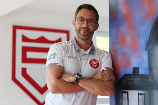 Boris Schommers (SI) wird als neuer Trainer der Sportfreunde Siegen vorgestellt. Fussball Regionalliga West, Sportfreunde Siegen, am 28.10.2025 in Siegen Deutschland.