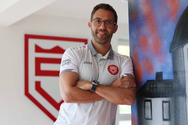 Boris Schommers (SI) wird als neuer Trainer der Sportfreunde Siegen vorgestellt. Fussball Regionalliga West, Sportfreunde Siegen, am 28.10.2025 in Siegen Deutschland.