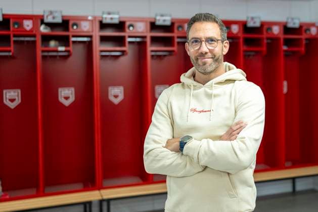 Boris Schommers (Sportfreunde Siegen, Trainer) in der Umkleidekabine der Sportfreunde Siegen Sportfreunde Siegen stellt im Rahmen einer Pressekonferenz den neuen Cheftrainer Boris Schommers vor. 28.10.2025 Fussball, Regionalliga West, GER, Siegen, Leimbachstadion Siegen Copyright: HMBxMedia xMarcoxBader