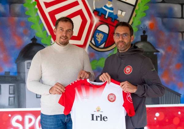 Matthias Georg (Sportfreunde Siegen, Geschaeftsfuehrer) mit Boris Schommers (Sportfreunde Siegen, Trainer) Sportfreunde Siegen stellt im Rahmen einer Pressekonferenz den neuen Cheftrainer Boris Schommers vor. 28.10.2025 Fussball, Regionalliga West, GER, Siegen, Leimbachstadion Siegen Copyright: HMBxMedia xMarcoxBader