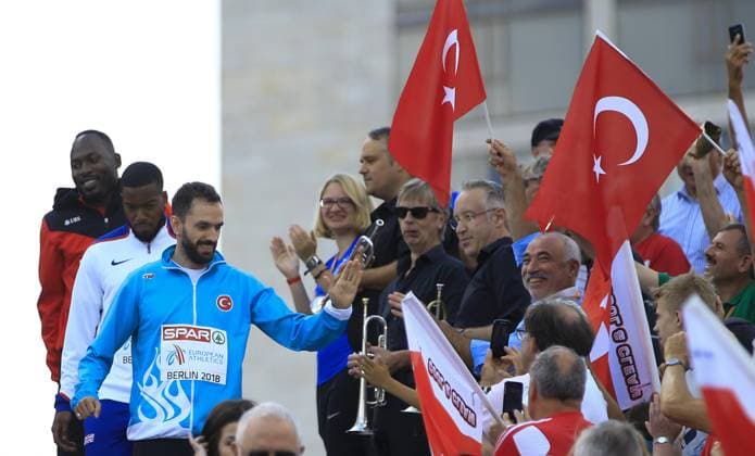 2018 European Athletics Championships BERLIN, GERMANY - AUGUST 10: Turkish athlete Ramil Guliyev greets fans as he arrives for the medal ceremony after captured the gold medal on Tuesday in the 200-meter men s race in the European Athletics Championships in Berlin, on August 10, 2018. Berlin Germany. Editorial use only. Please get in touch for any other usage.  Copyright: x2025xAnadoluxAbdülhamidxHoÅübaÅüx