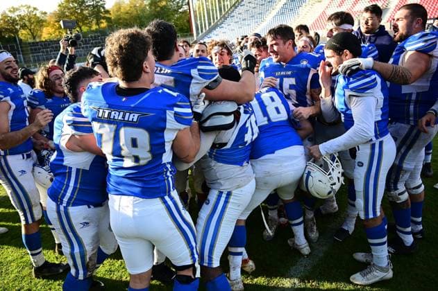 28.10.2025 xkhx Krefeld Grotenburg-Stadion American-Football-Europameisterschaft 2025 Italien - Deutschland Spiel um Platz 3 Italien gewinnt das kleine Finale um Platz 3 und jubelt. hier Vergani Alessandro (55, ITA) wird von den Mitspielern auf Händen getragen