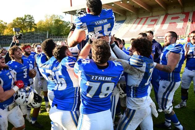 28.10.2025 xkhx Krefeld Grotenburg-Stadion American-Football-Europameisterschaft 2025 Italien - Deutschland Spiel um Platz 3 Italien gewinnt das kleine Finale um Platz 3 und jubelt. hier Vergani Alessandro (55, ITA) wird von den Mitspielern auf Händen getragen