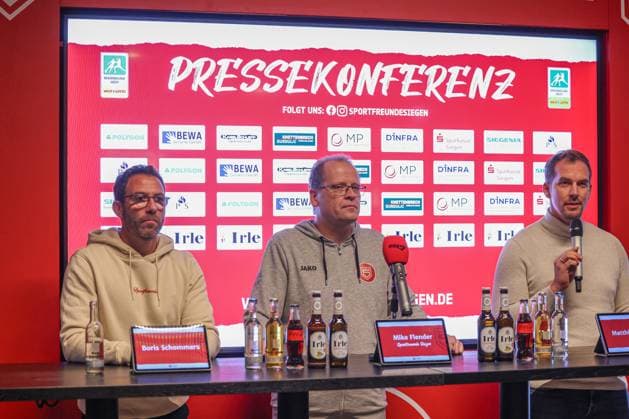 Pressekonferenz. Boris Schommers (SI) wird als neuer Trainer der Sportfreunde Siegen vorgestellt. V. li. Trainer Boris Schommers (SI), SF Siegen Stadionsprecher Mike Flender (SI) und Geschaeftsfuehrer (Geschäftsführer) Matthias Georg (SI) Fussball Regionalliga West, Sportfreunde Siegen, am 28.10.2025 in Siegen Deutschland.